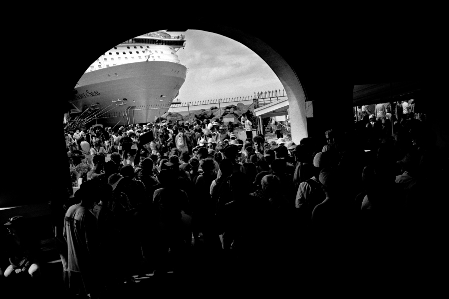 the-dark-love-boat-depart